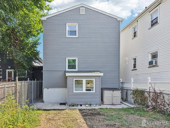 5th image of 249 Bartholdi Ave