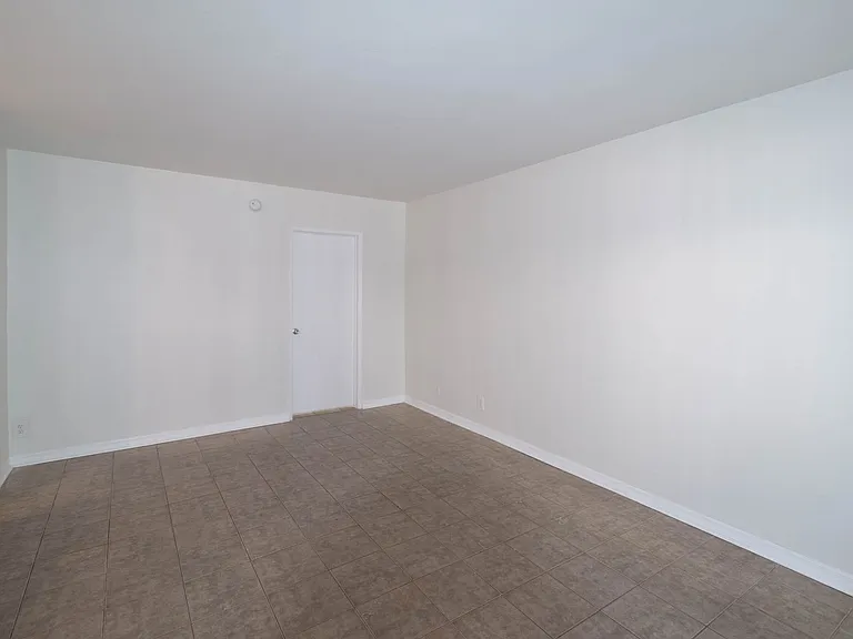 Sepulveda Apartments — Photo 22