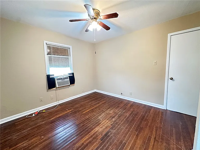 921 Oak St — Photo 16