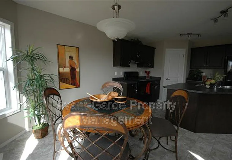 367 Ascott Cres — Photo 6
