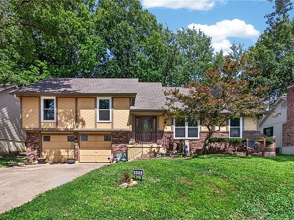 2nd image of 509 NE Country Ln