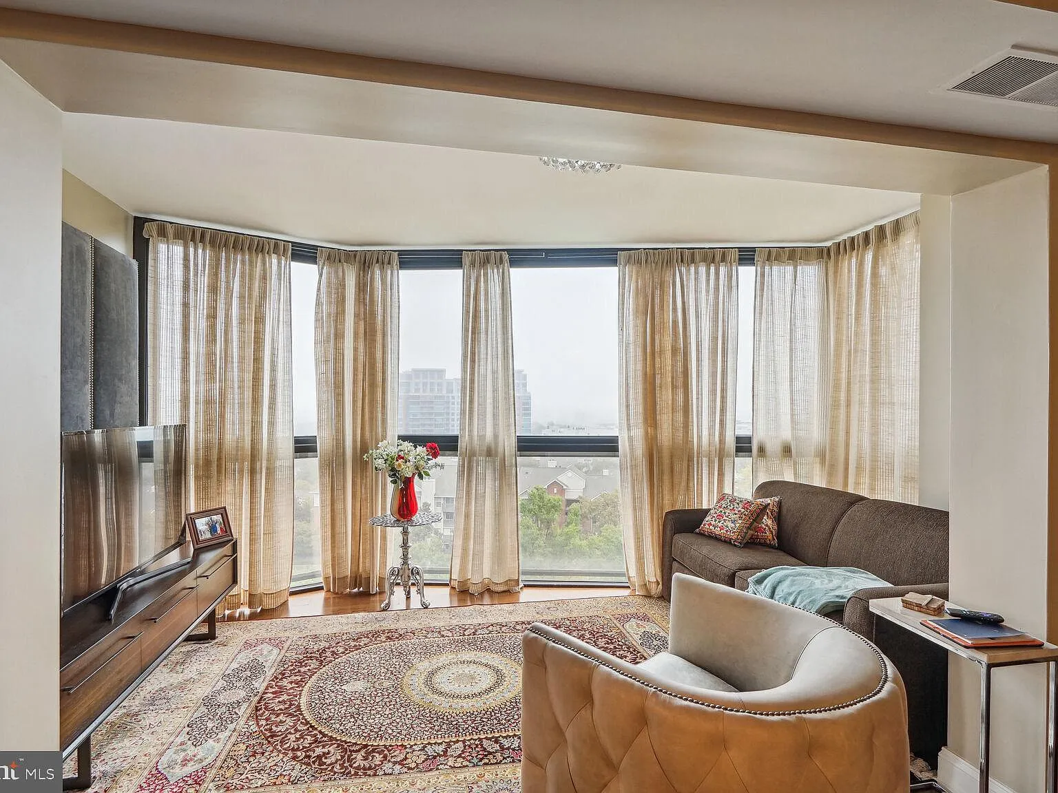 1 bed, 1.5 bath, 1077 sqft, $3,400 — Photo 2