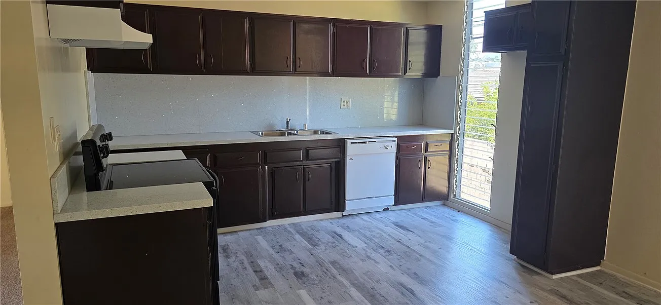 2 bed, 950 sqft, $1,650 — Photo 2