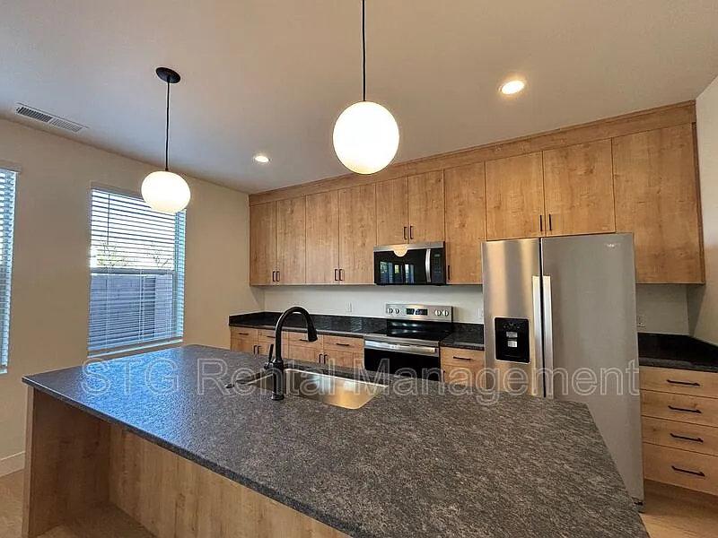 3 bed, 2.5 bath, 1785 sqft, $1,850 — Photo 3