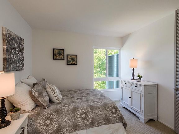 5th image of 928 Peninsula Ave APT 307
