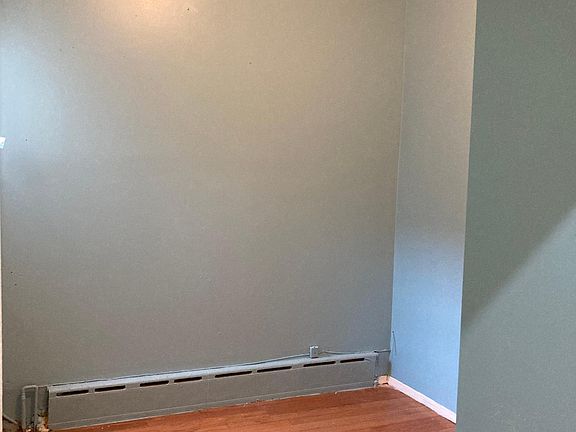 3rd image of 528 Linwood St APT 1