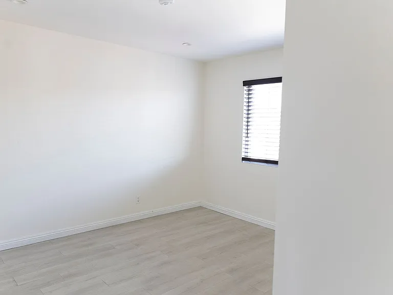 1881 W Jefferson Blvd — Photo 16