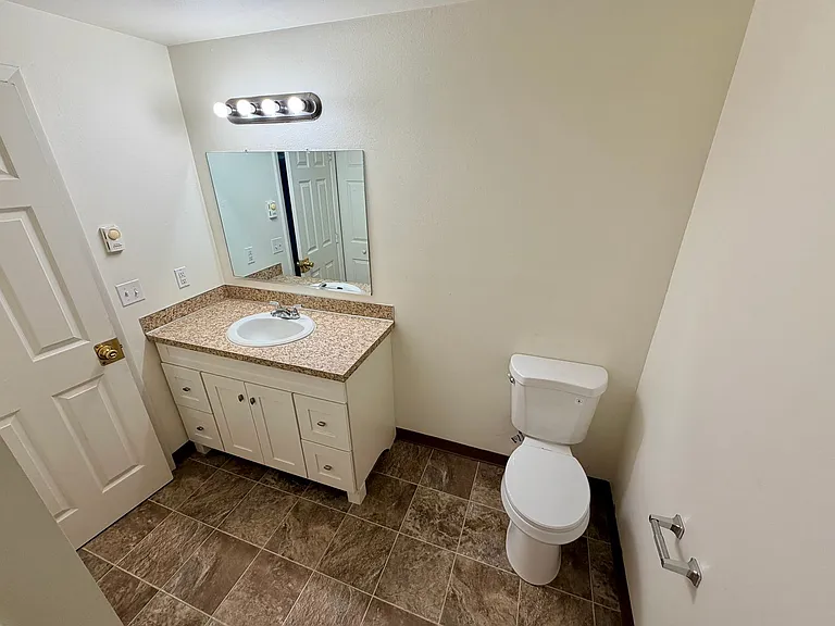 Two Bedroom Apartment in Central Salem — Photo 8
