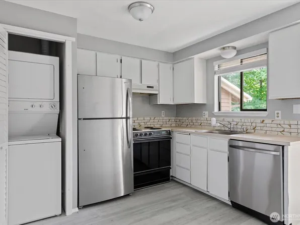 1201 SW Harrier Circle #202, Oak Harbor, WA 98277