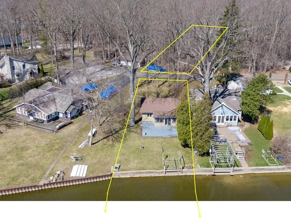 5116 Edgelake Dr, Pinckney, MI 48169