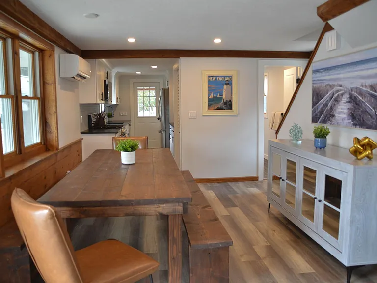28 Pine Point Rd — Photo 2