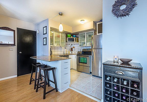 3rd image of 2740 N Pine Grove Ave APT 4F