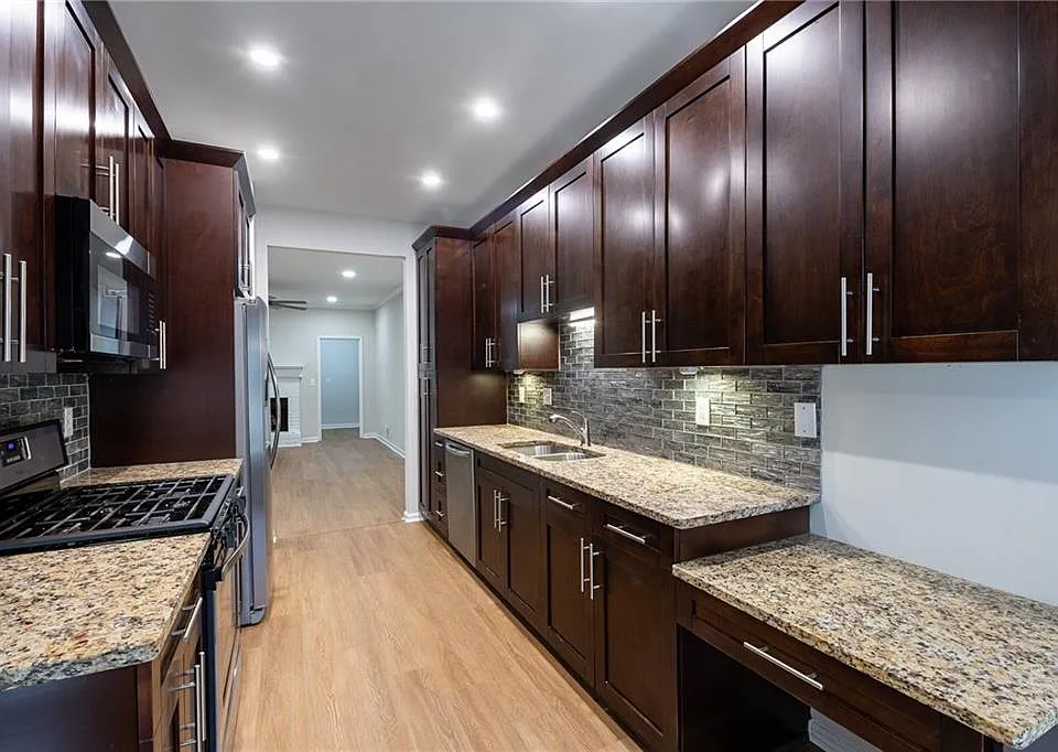 3994 Elm St