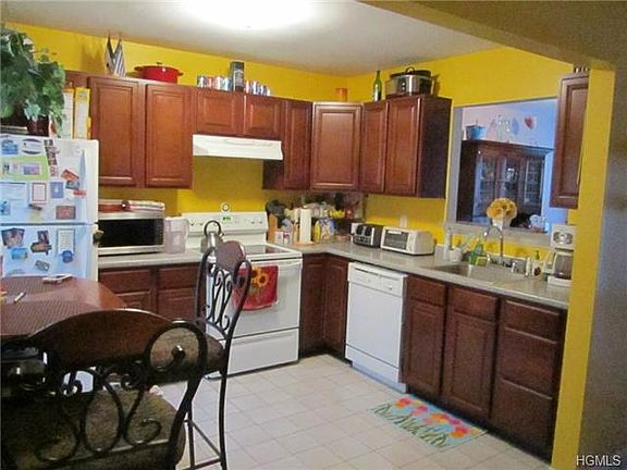 4th image of 12 Kendal Ln #12