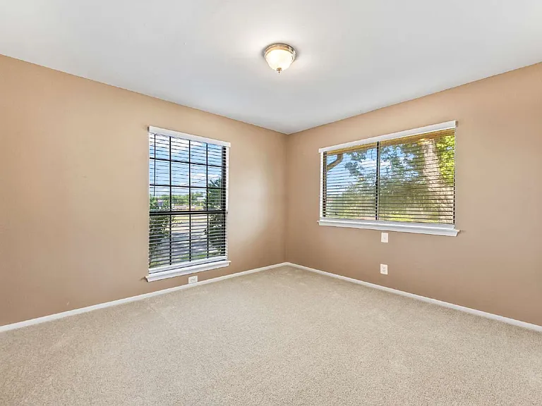 5801 Royal Ridge Dr — Photo 17