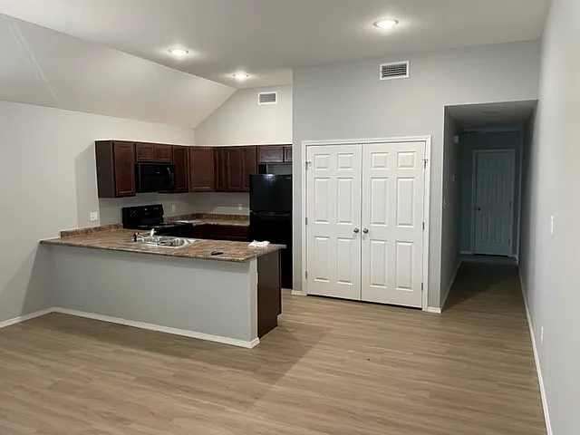 2 bed, 900 sqft, $975 — Photo 2