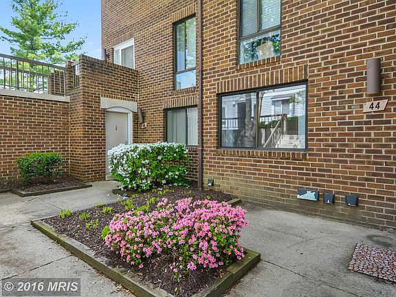 2nd image of 44 Hawthorne Ct NE #44