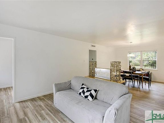 4th image of 8 Lynn Ave