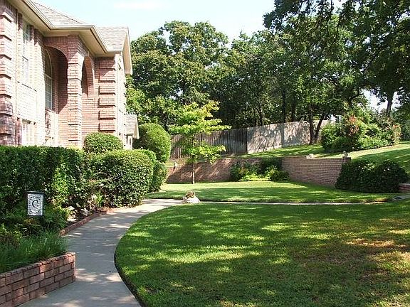 4th image of 102 Hillside Dr E