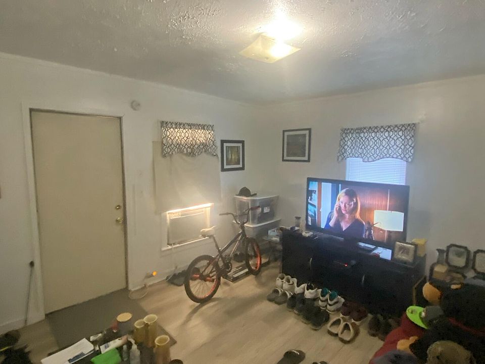 2nd image of 2850 Bertram St