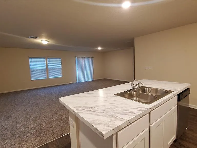 44 Barrington Dr — Photo 5