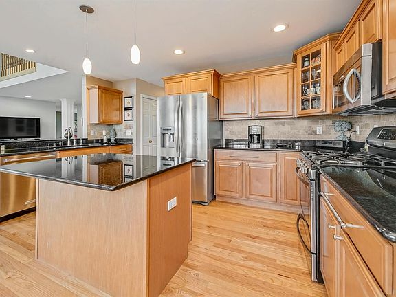 4th image of 332 Pembroke Dr