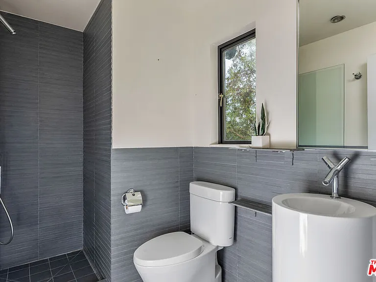1815 N Crescent Heights Blvd — Photo 11