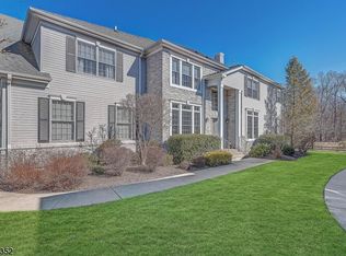 33 Schweinberg Dr, Roseland, NJ 07068