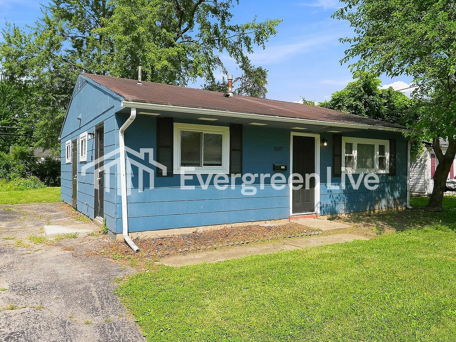 3 bed, 1.0 bath, 896 sqft, $1,295 — Photo 1