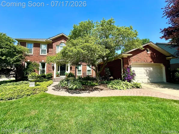 2819 Bywater Dr, Troy, MI 48085