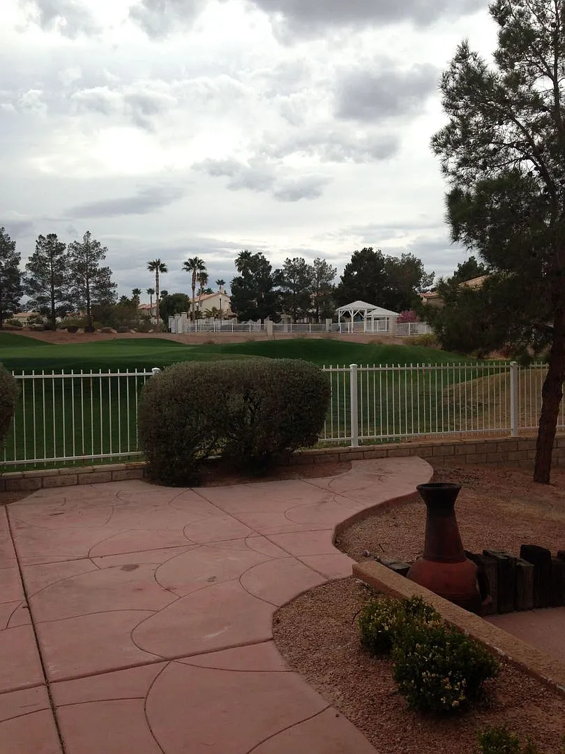 Free Rent - Green Valley Area - 5 Bed / 3 Bath - Golf Course Views — Photo 4