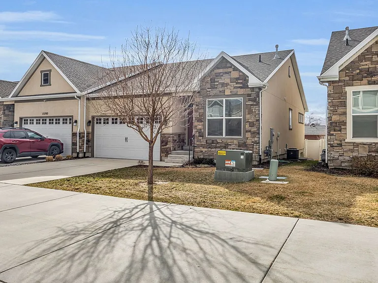 13696 S Glengarry Ln — Photo 2