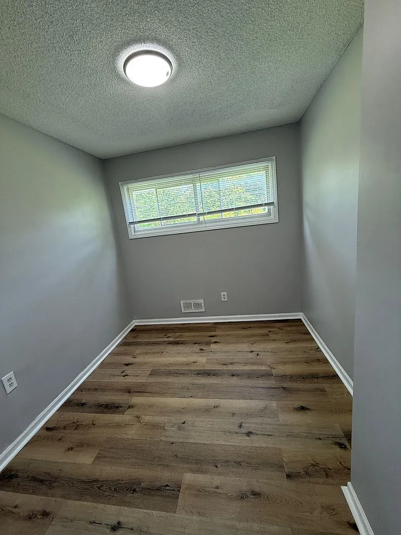 This is a 4 bedroom 1 Full bathroom house which has a spacious living room, dining room and full ... — Photo 4