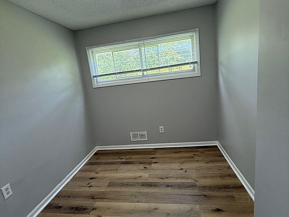 4th image of 10919 Ewing Ave