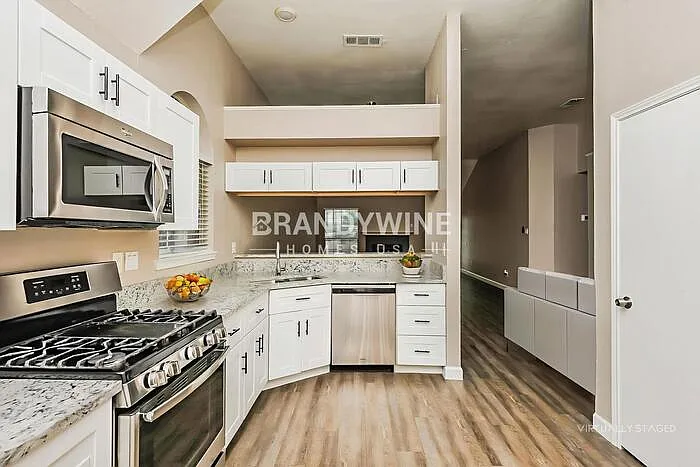 737 Lionel Way — Photo 10