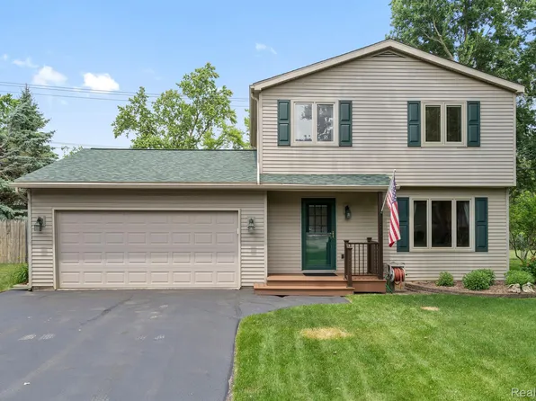 1219 Holliday Dr, Lake Orion, MI 48362