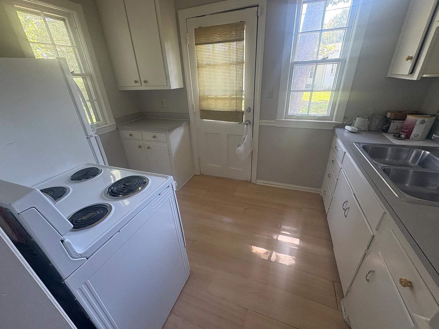 1700 Roslyn Dr — Photo 2
