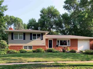 976 Crestview Dr, Vermillion, SD 57069