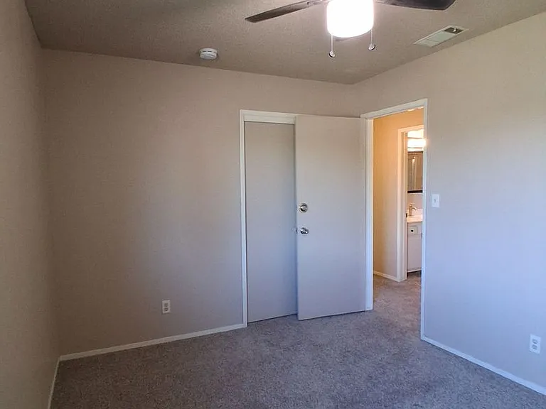 5780 N. 8th St. Duplex — Photo 12