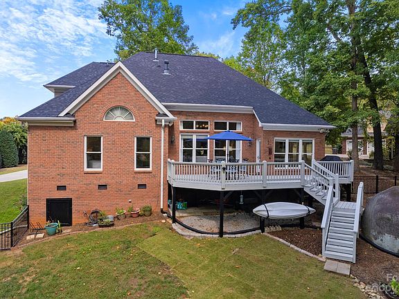 4th image of 126 Red Brook Ln