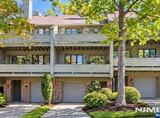 92 Meadow View Ct, Leonia, NJ 07605