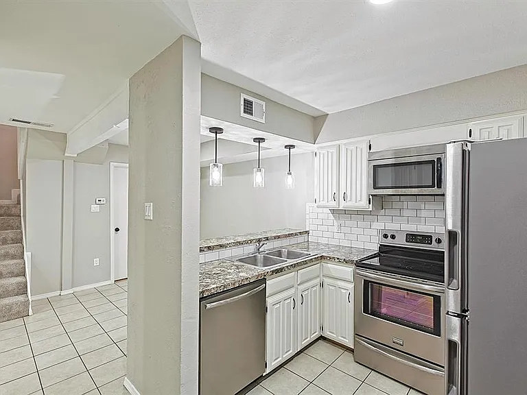 889 Dublin Dr #D — Photo 1