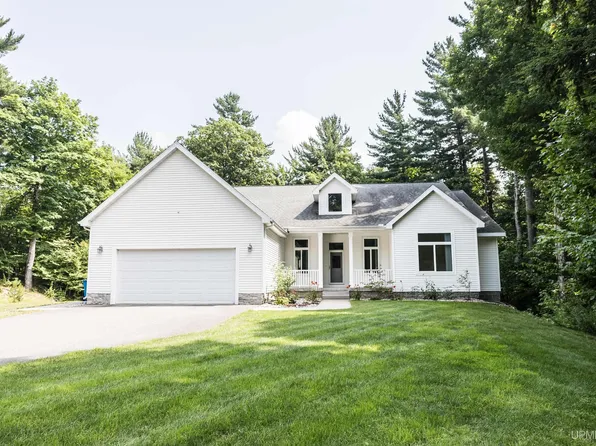 120 Hidden Springs Dr, Marquette, MI 49855