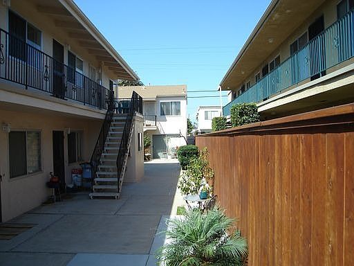 2nd image of 4960 Santa Monica Ave APT 3