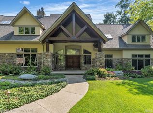 12196 Woodline Dr, Fenton, MI