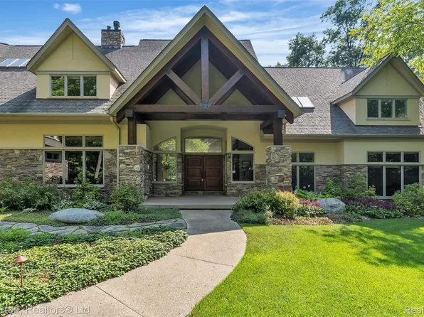 12196 Woodline Dr, Fenton, MI 48430