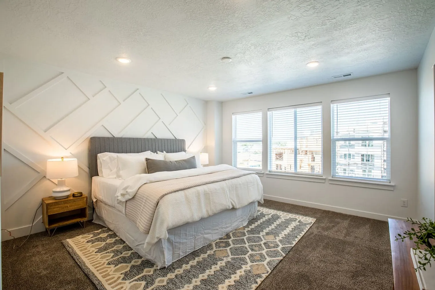 4 bed, 2.0 bath, 2690 sqft, $4,288 — Photo 3