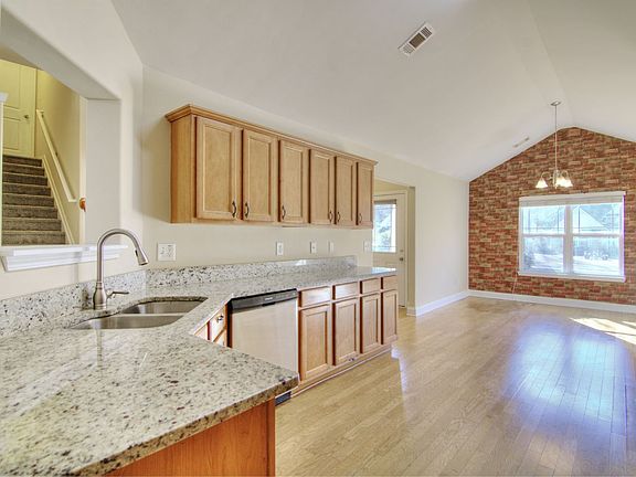 5th image of 372 Castle Top Ln