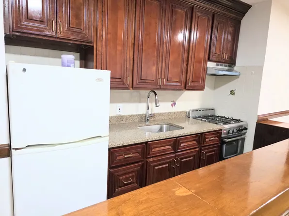 960 Third Avenue image 2 of 5