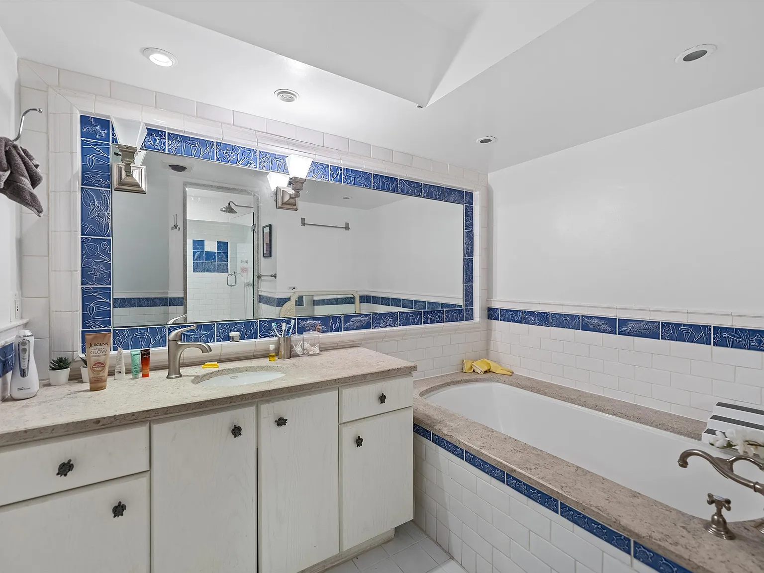 3 bed, 2300 sqft, $6,990 — Photo 2